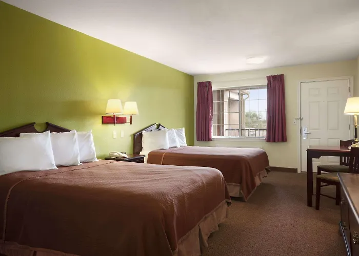 Howard Johnson by Wyndham Grand Prairie Near Lone Star Park