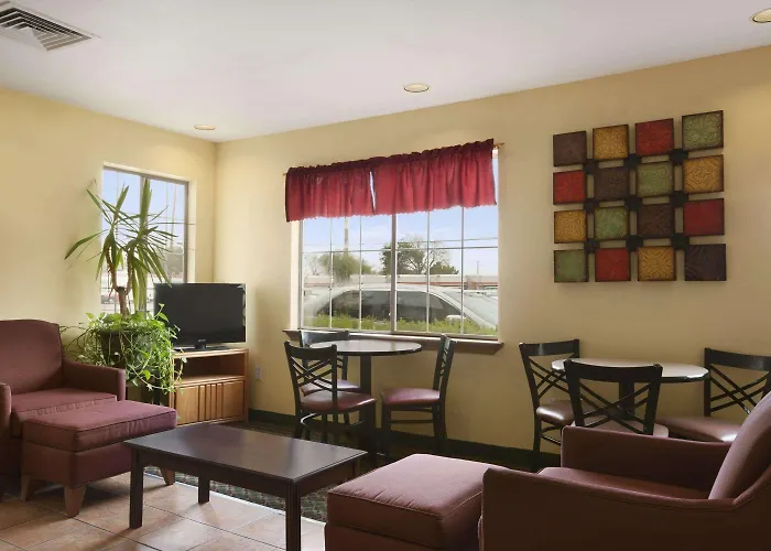 Howard Johnson by Wyndham Grand Prairie Near Lone Star Park