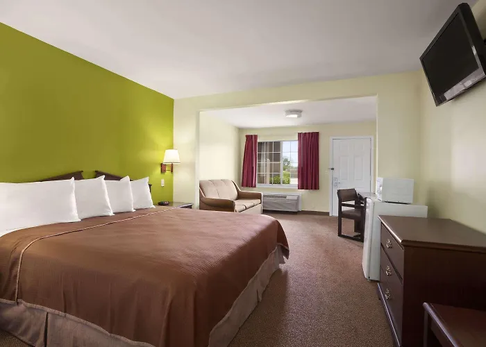 Howard Johnson by Wyndham Grand Prairie Near Lone Star Park