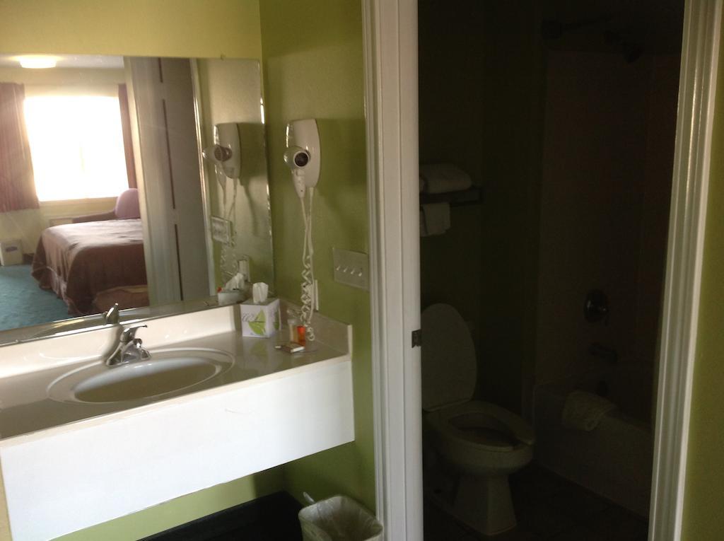 Motel Howard Johnson By Wyndham Near Lone Star Park