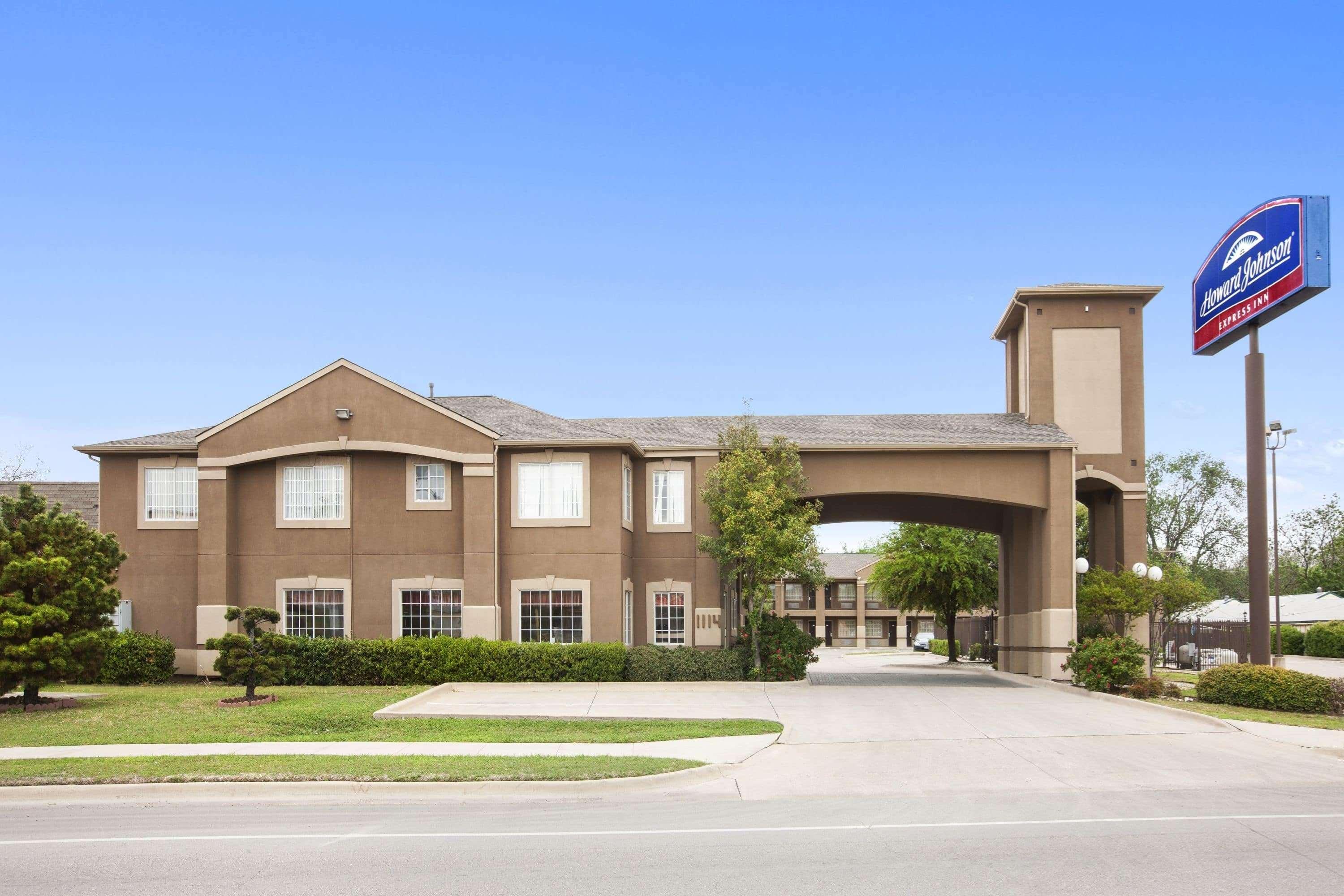 Howard Johnson By Wyndham Near Lone Star Park Motel