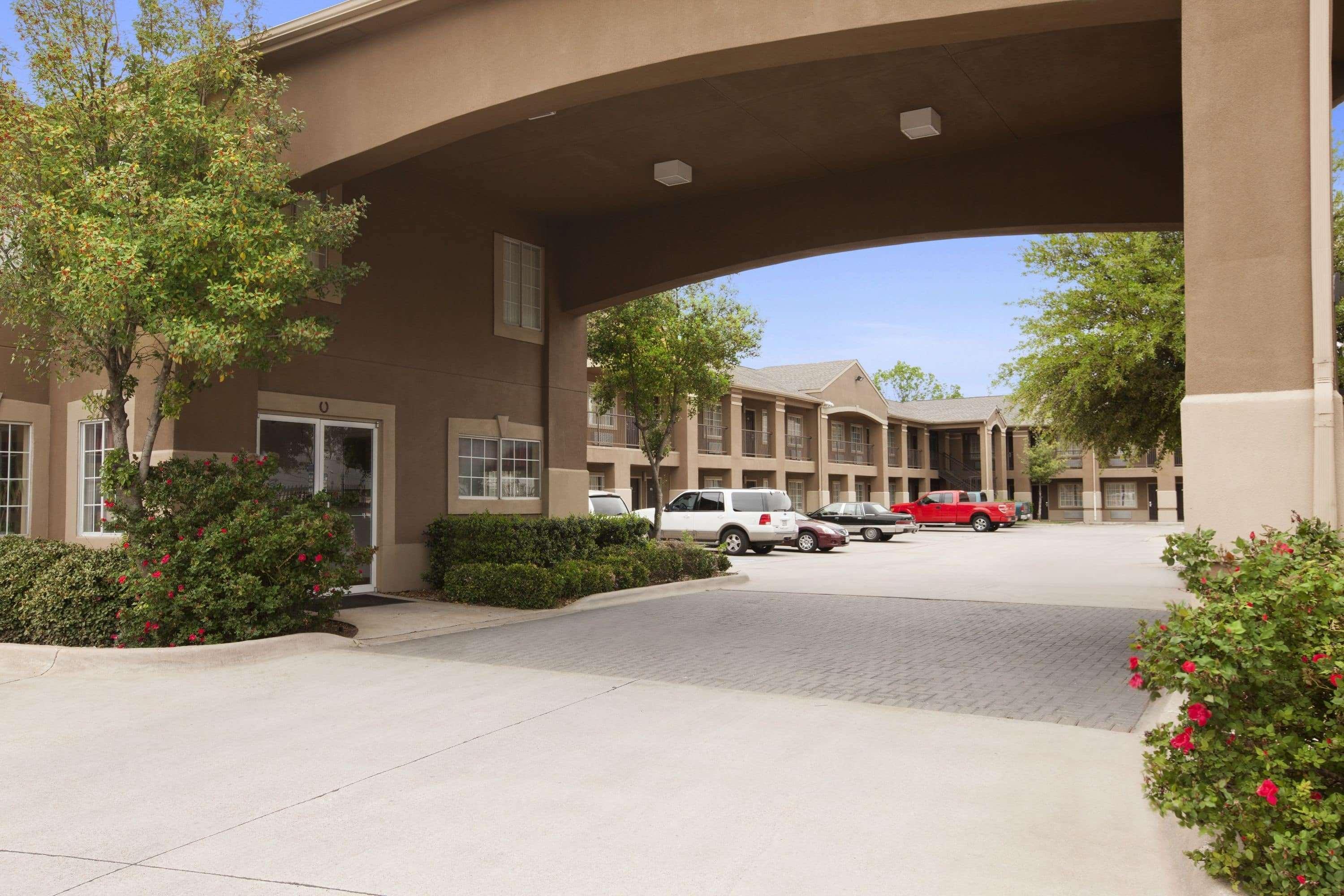 Motel Howard Johnson By Wyndham Near Lone Star Park 2*