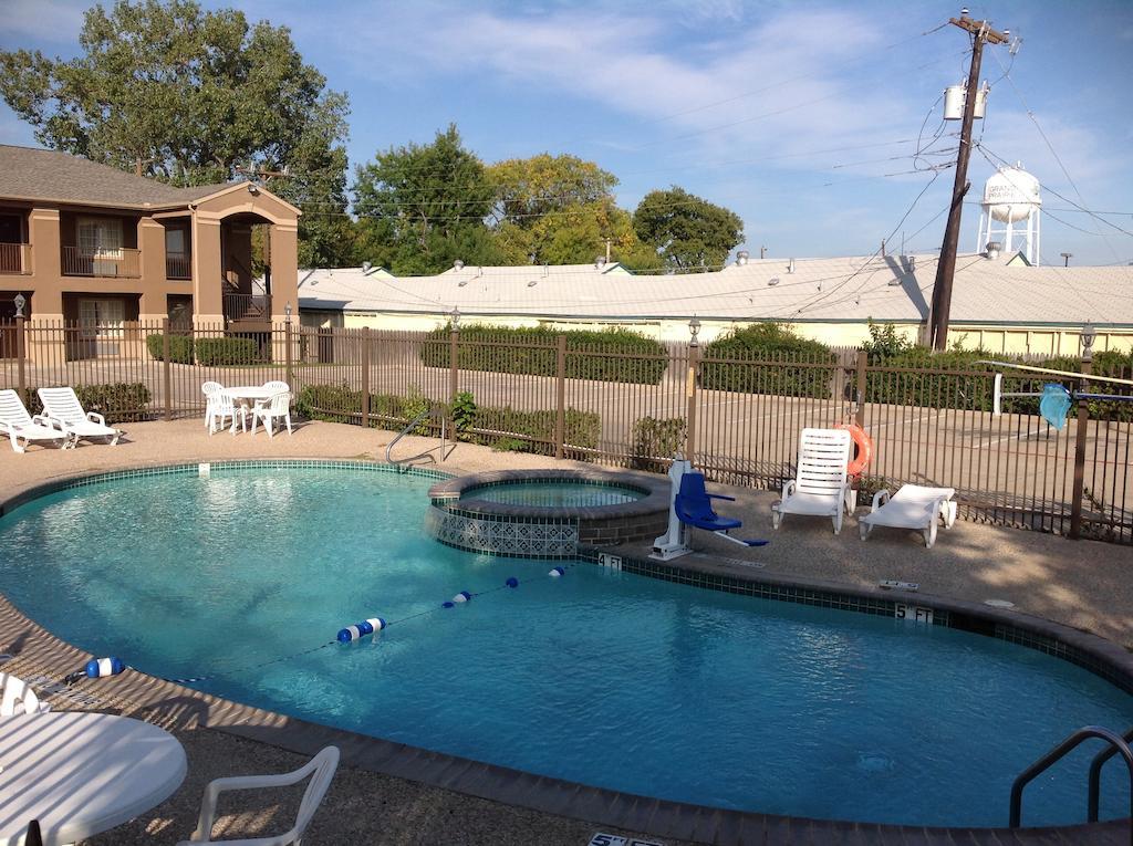 Howard Johnson By Wyndham Near Lone Star Park Motel Grand Prairie
