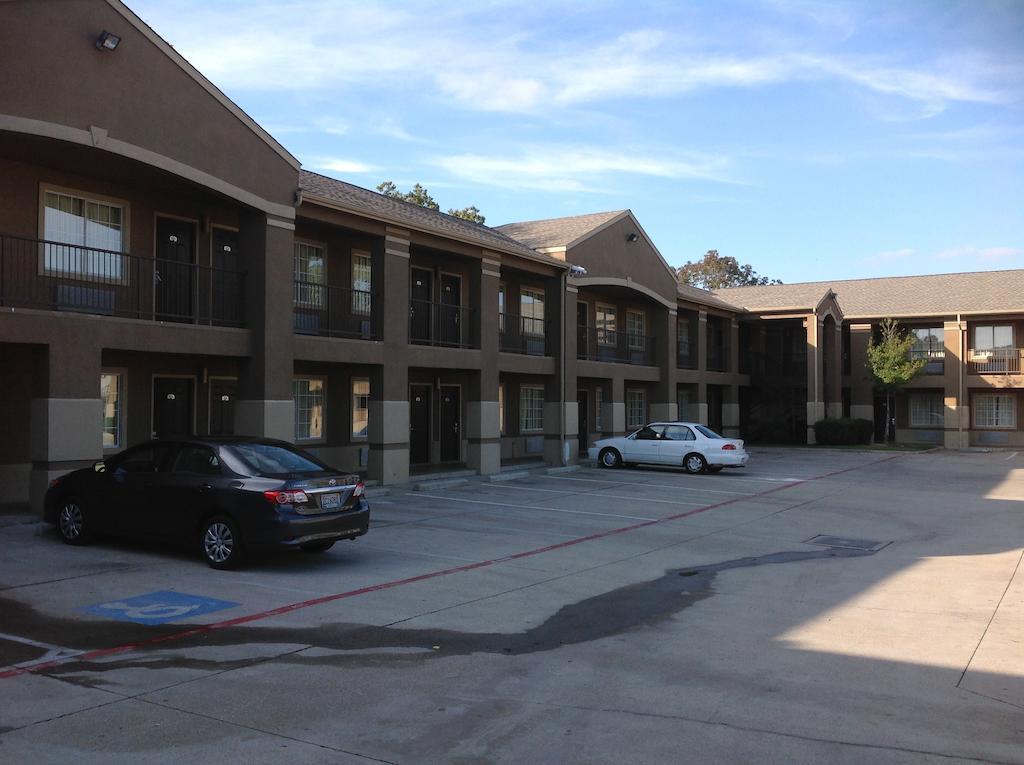 Howard Johnson By Wyndham Near Lone Star Park