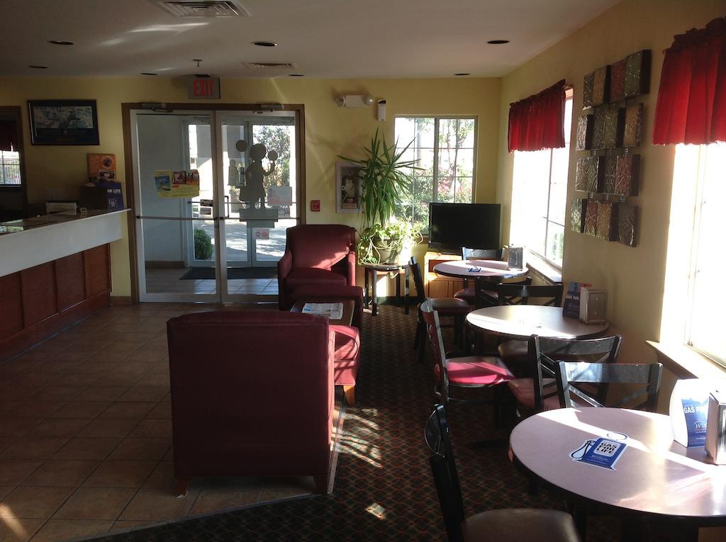 Howard Johnson By Wyndham Near Lone Star Park Grand Prairie