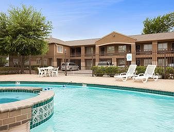 Motel Howard Johnson By Wyndham Near Lone Star Park 2*