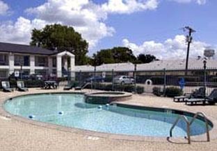 Howard Johnson By Wyndham Near Lone Star Park Motel