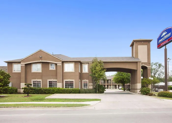 Howard Johnson By Wyndham Grand Prairie Near Lone Star Park
