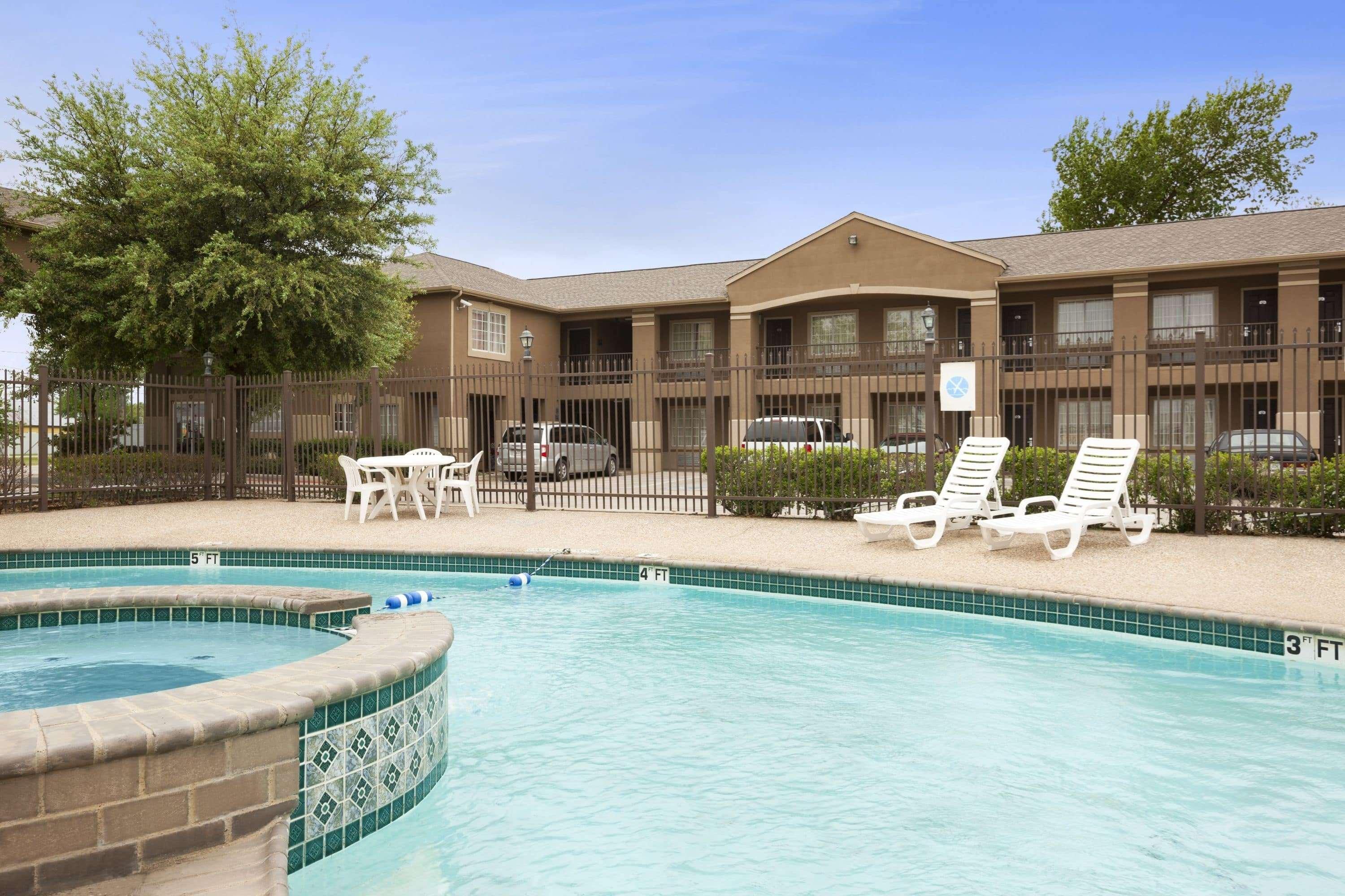 Howard Johnson By Wyndham Near Lone Star Park Motel 2*