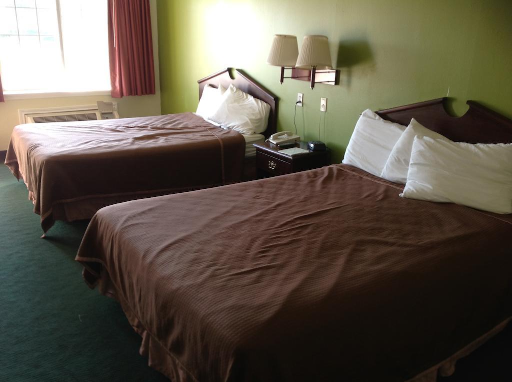 Motel Howard Johnson By Wyndham Near Lone Star Park 2*