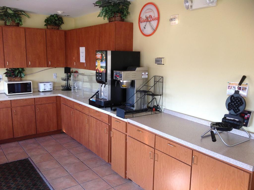 Howard Johnson By Wyndham Near Lone Star Park Grand Prairie