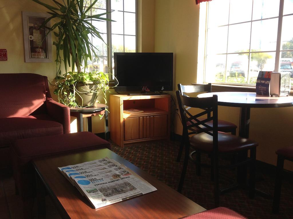 Howard Johnson By Wyndham Near Lone Star Park Motel Grand Prairie