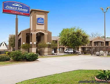 Howard Johnson By Wyndham Near Lone Star Park Motel 2*